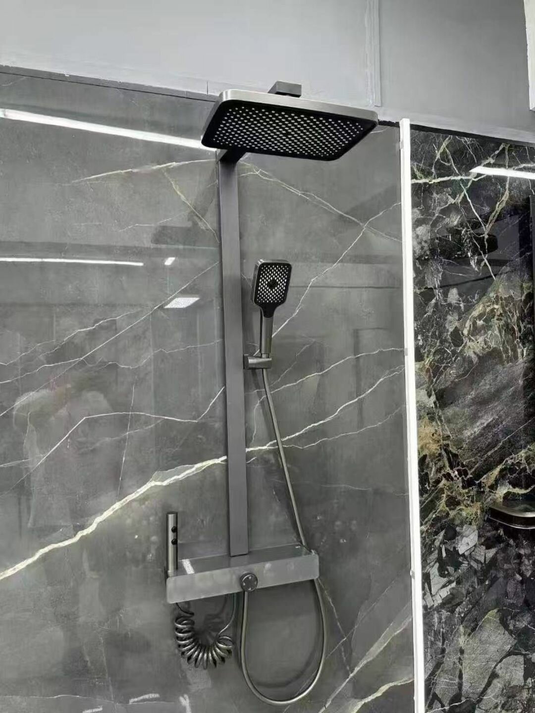 Душевая система и душевая стойка с тропическим душем с подсветкой и индикатором температуры смеситель для ванны 1050мм