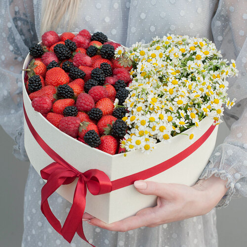 Изображение товара Коробка с клубникой, малиной, ежевикой и ромашками "Ягодная ромашка"