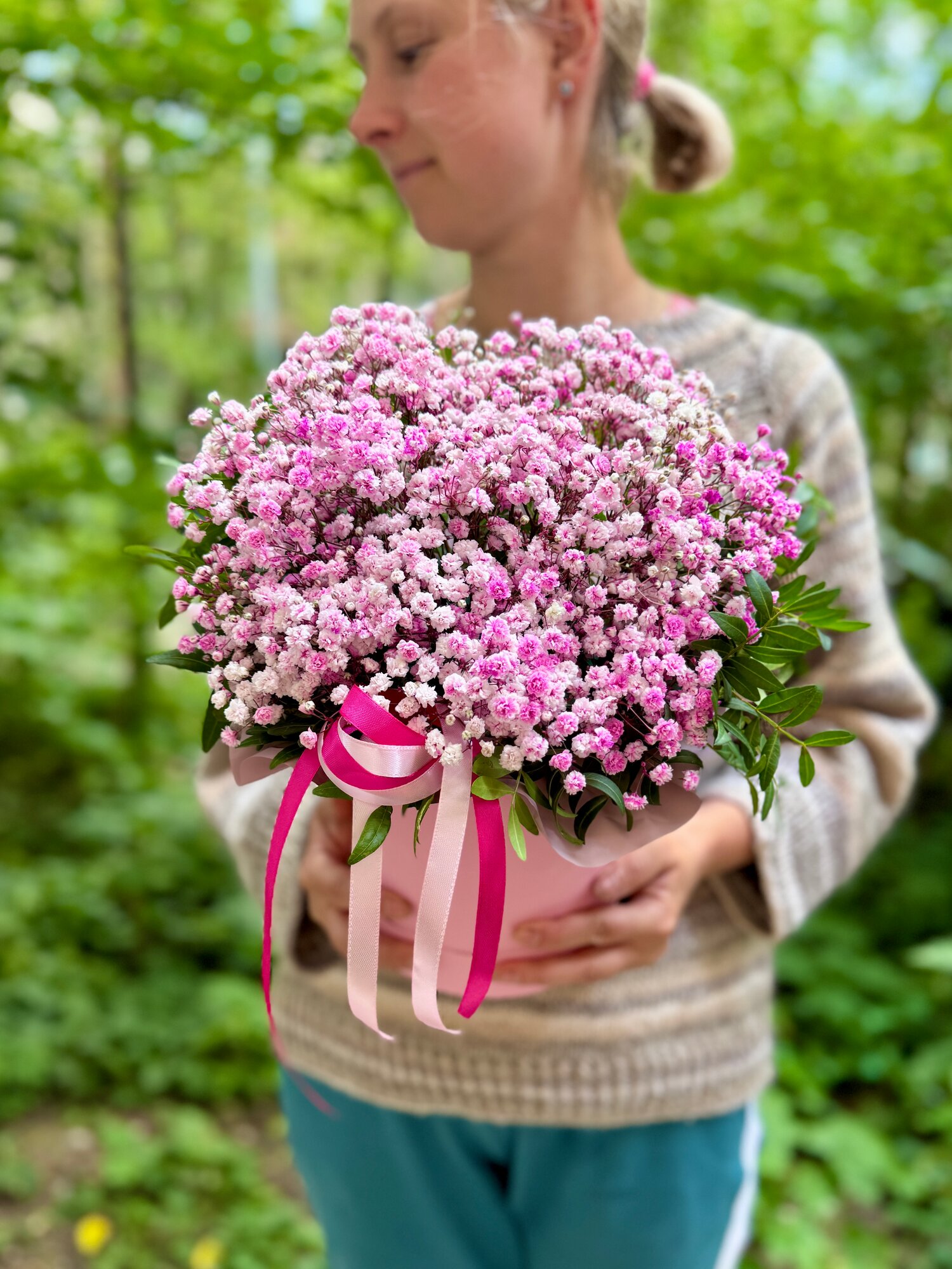 Коробка цветов с гипсофилой ОкЦветОк цвет розовый высота 30 см.