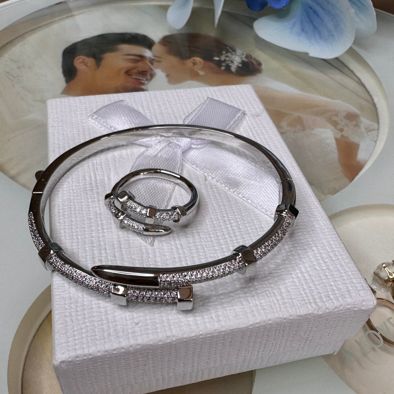 Комплект бижутерии XUPING JEWELRY: серьги, колье, размер кольца 17, серебряный