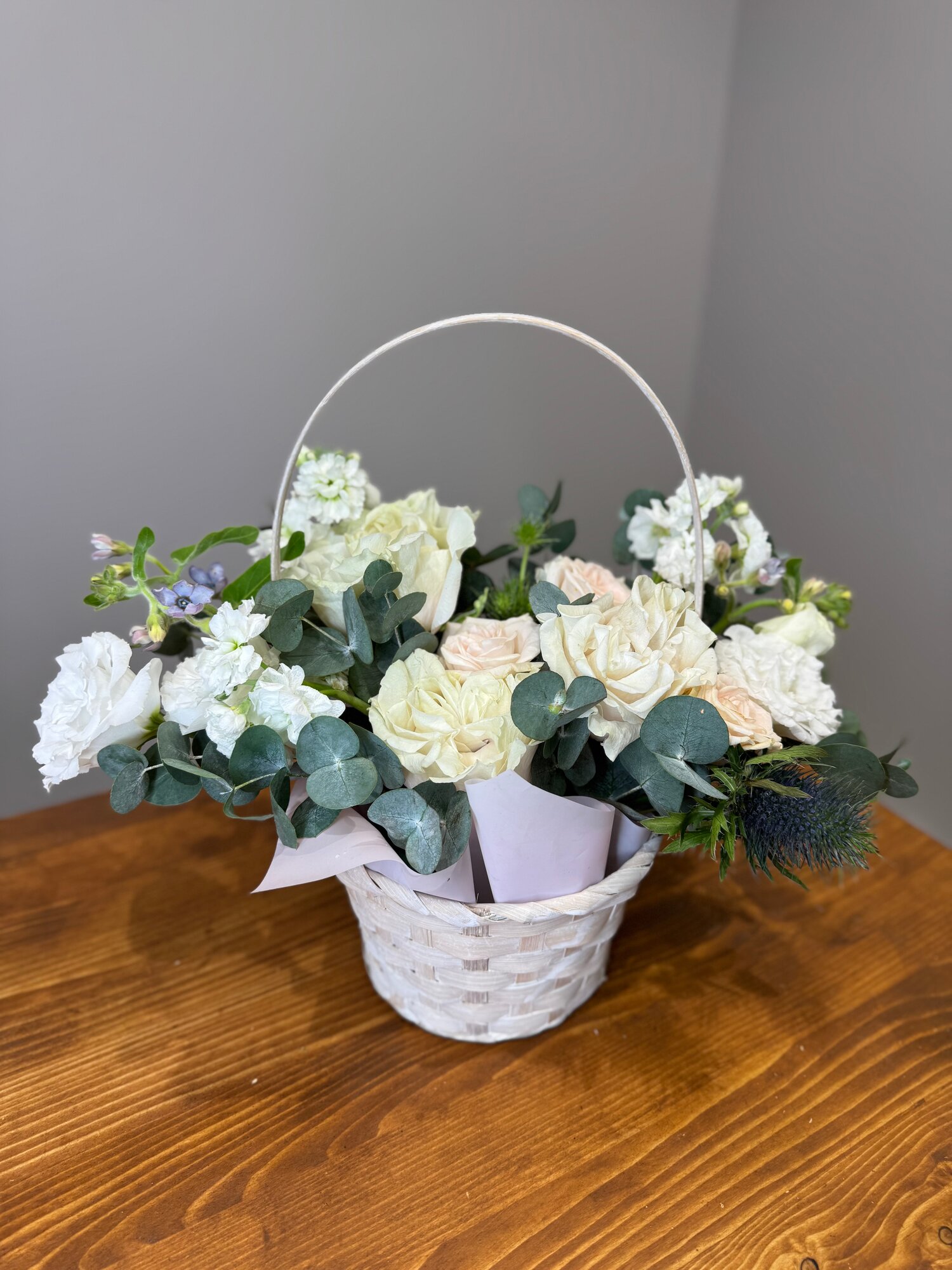 Композиция цветов в корзине "Cloud" роза эустома маттиола оксипеталум и ветви эвкалипта