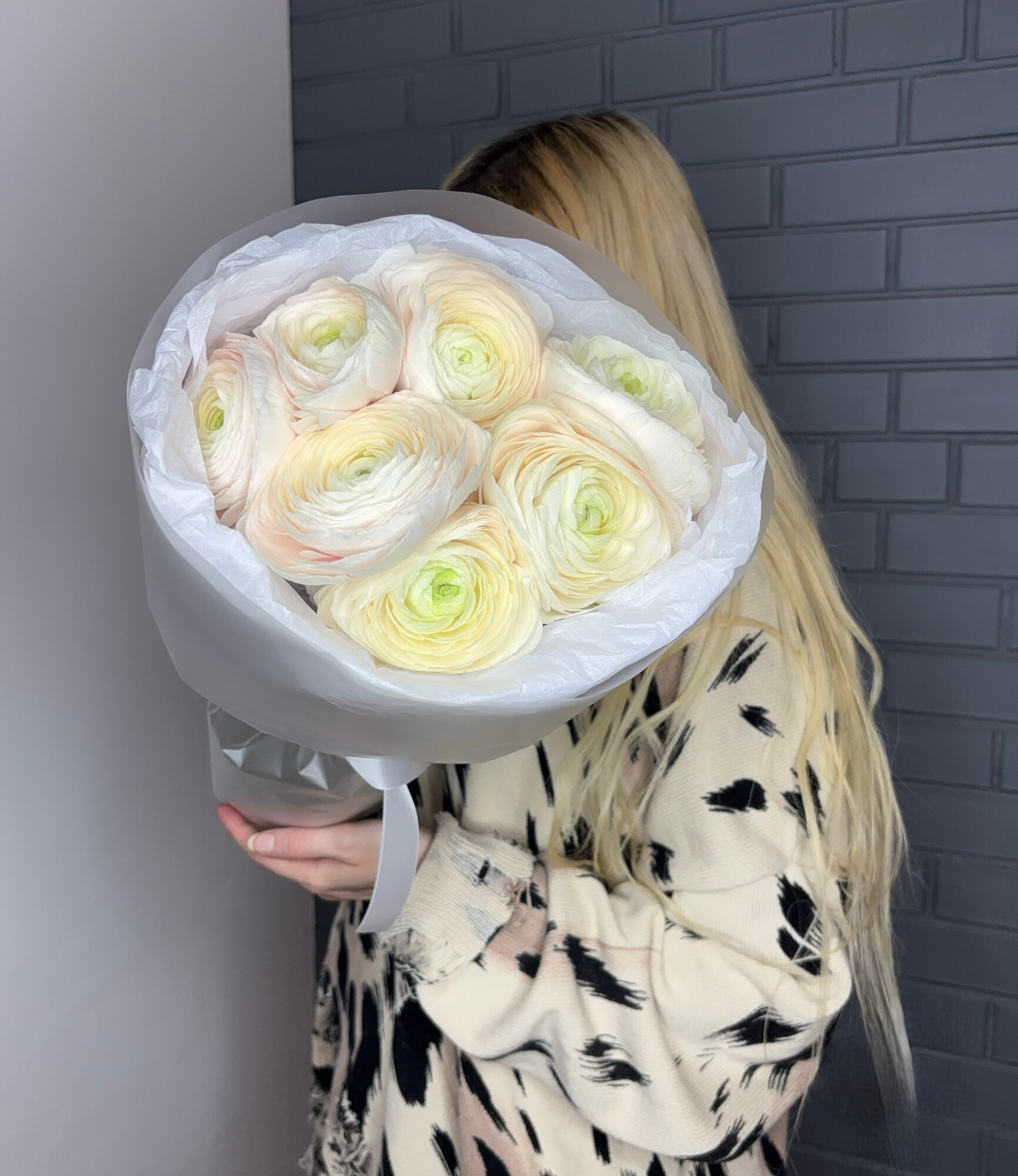 Монобукет трендовые бежевые ранункулюсы (азиатские лютики 7 штук)