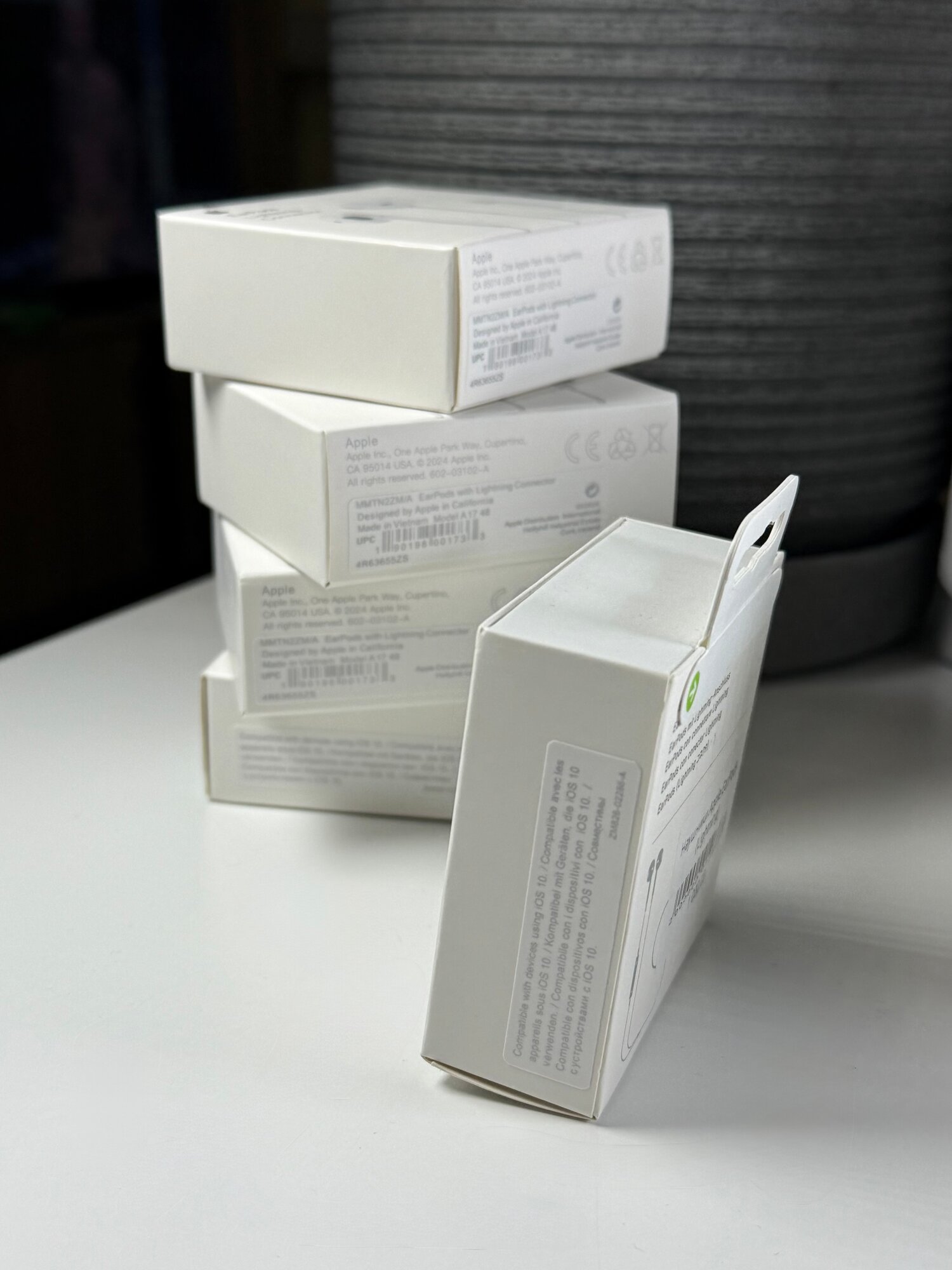 Наушники проводные вкладыши Apple EarPods белые c прямым разъемом Lighting — фото 1