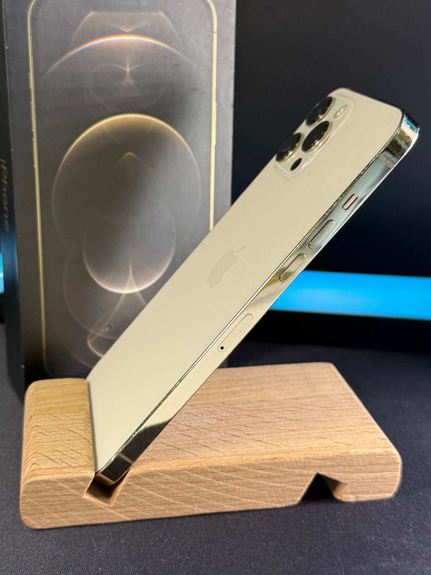 Смартфон Apple iPhone 12 Pro Max, 256gb, Gold, RU, nano SIM + eSIM — фото 1
