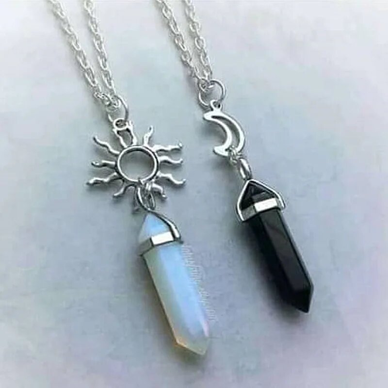 коллекция амулетов из камней и металла