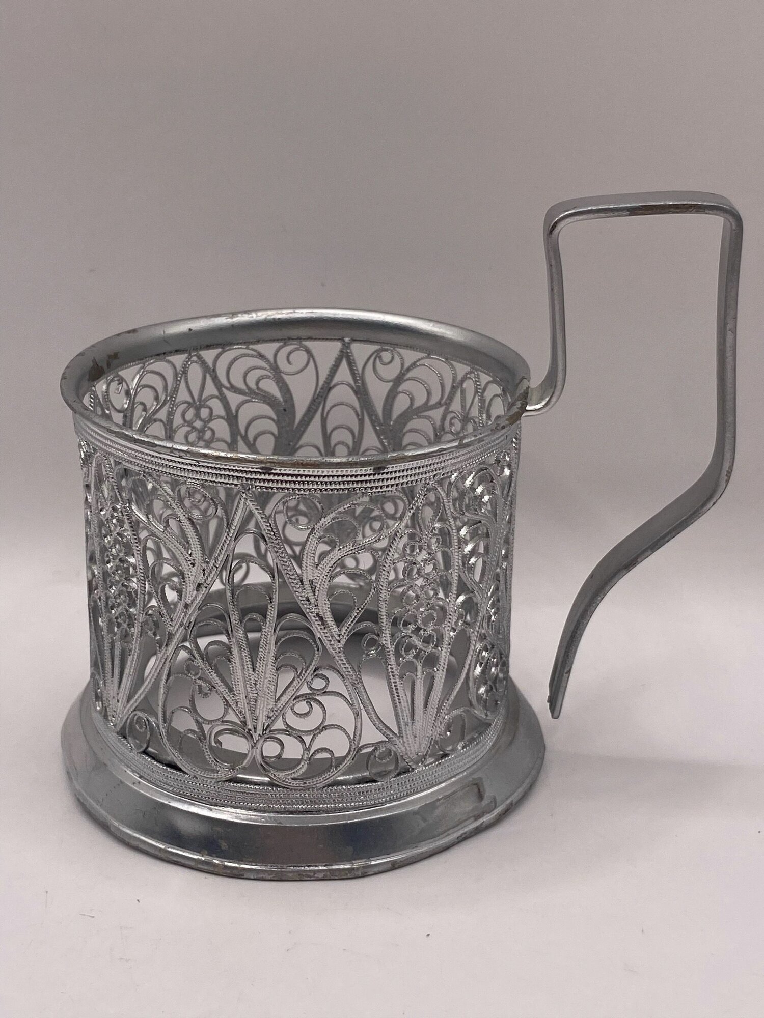 Подстаканник "Цветы". Отломлена ручка. СССР. Окрашен в серебренный цвет. Мельхиор. Скань.