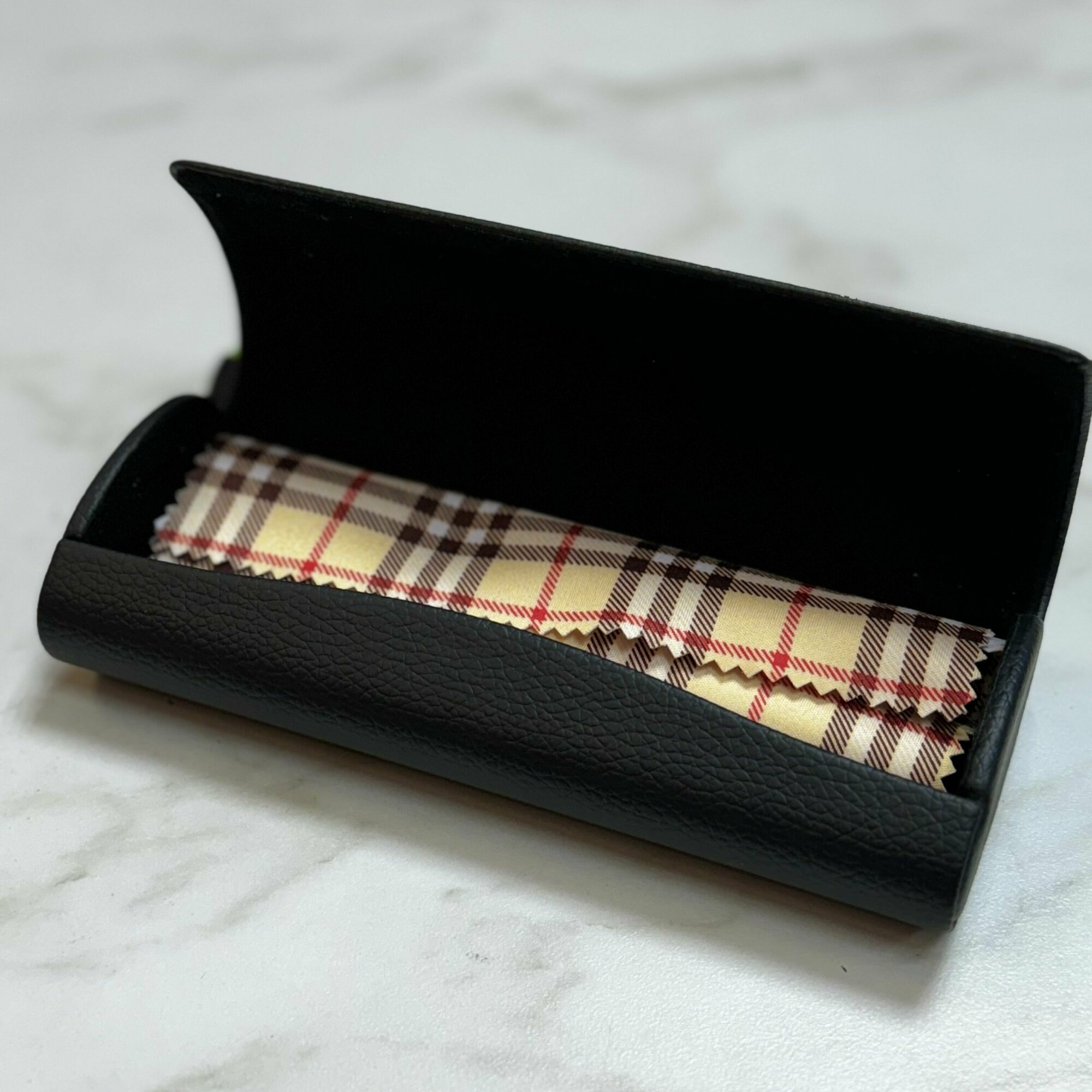 фото Фирменный Черный Чехол-Футляр для очков с салфеткой