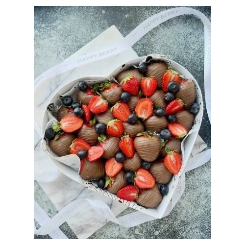 Подарочный набор клубника в шоколаде Heart в коробке-сердце 25-30 ягод Happy Berry