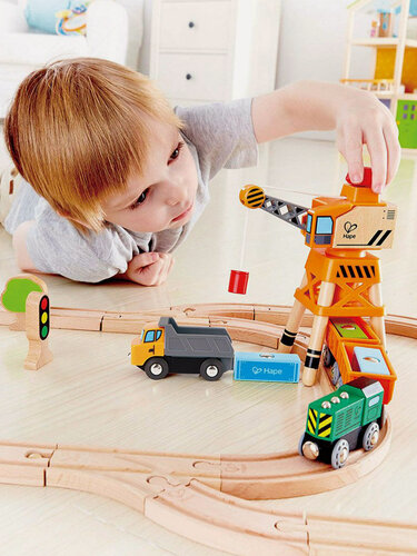 Изображение товара Большой стреловой кран деревянный магнитный Hape для железной дороги E3715_HP