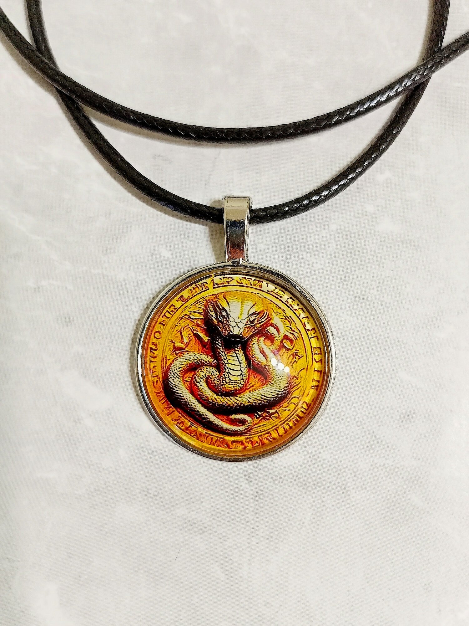 Колье, стекло