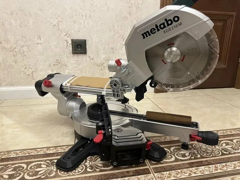 Торцовочная пила Metabo KGS 216 M (220-240 В / 50-60 Гц) Картонный ящик С функцией скольжения