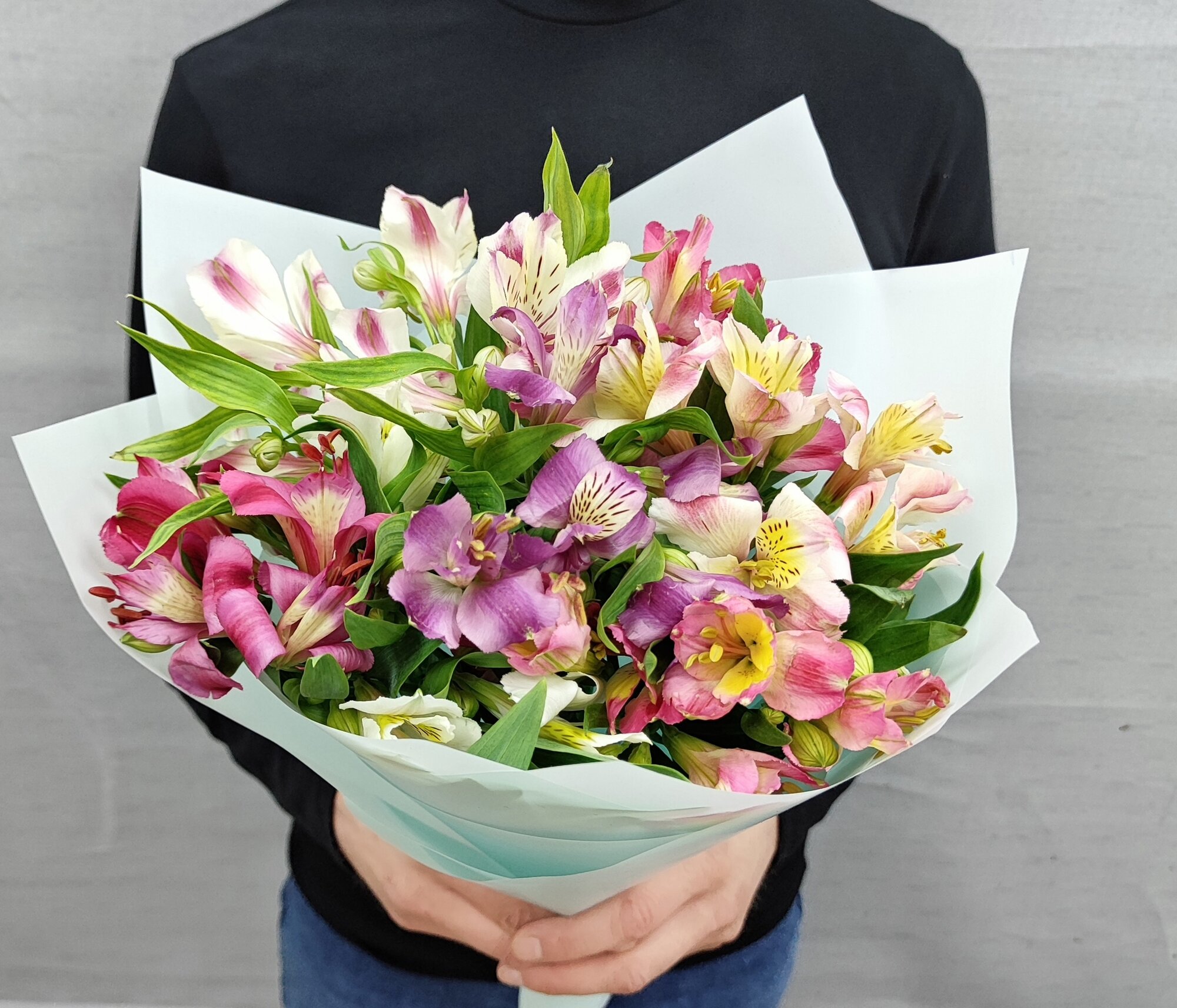 Букет "Гармония красок и чувств" альстромерии в голубой упаковке 7 шт