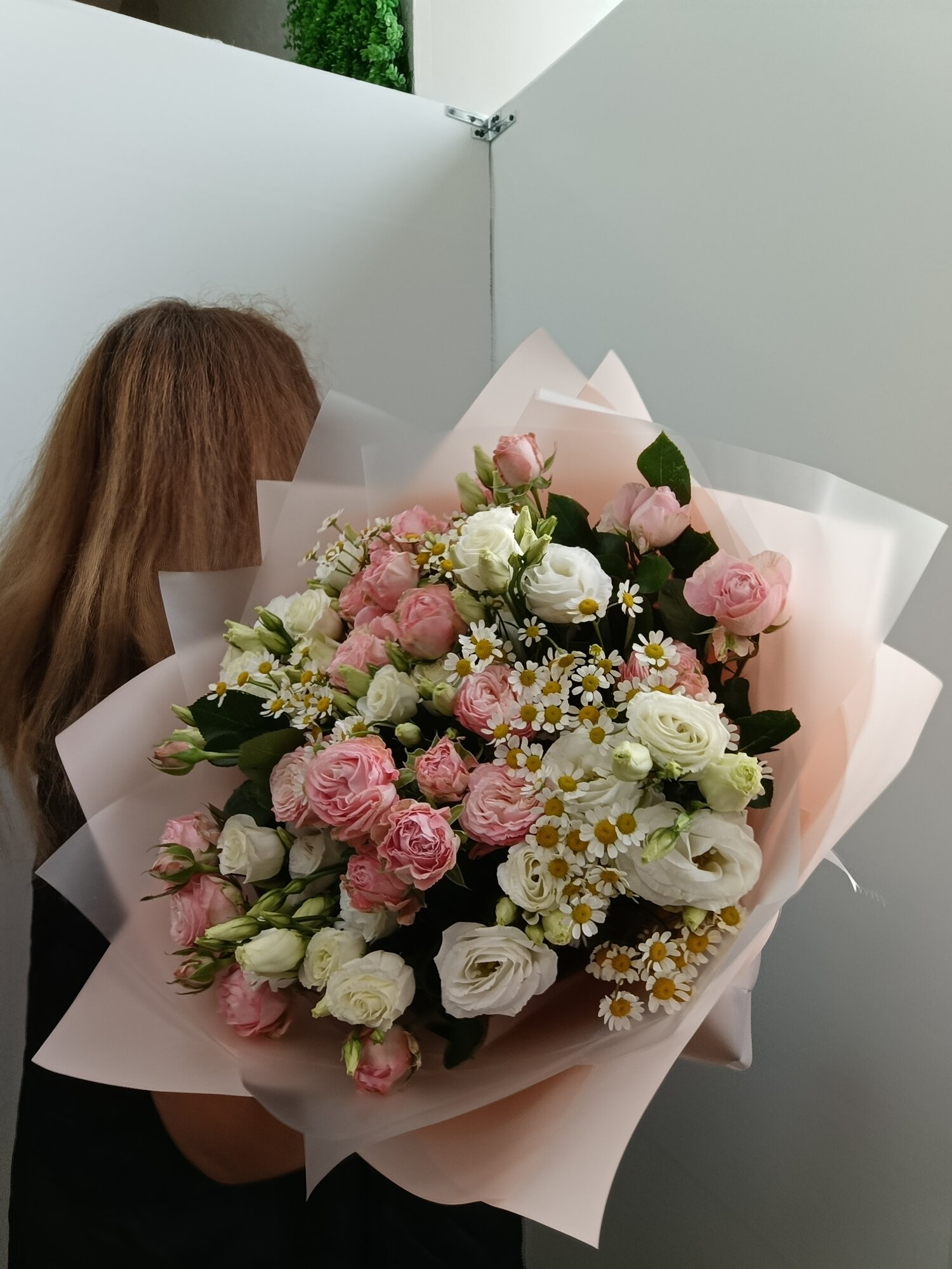 Букет "Нежность" ромашка эустома и роза пионовидные кустовые в упаковке