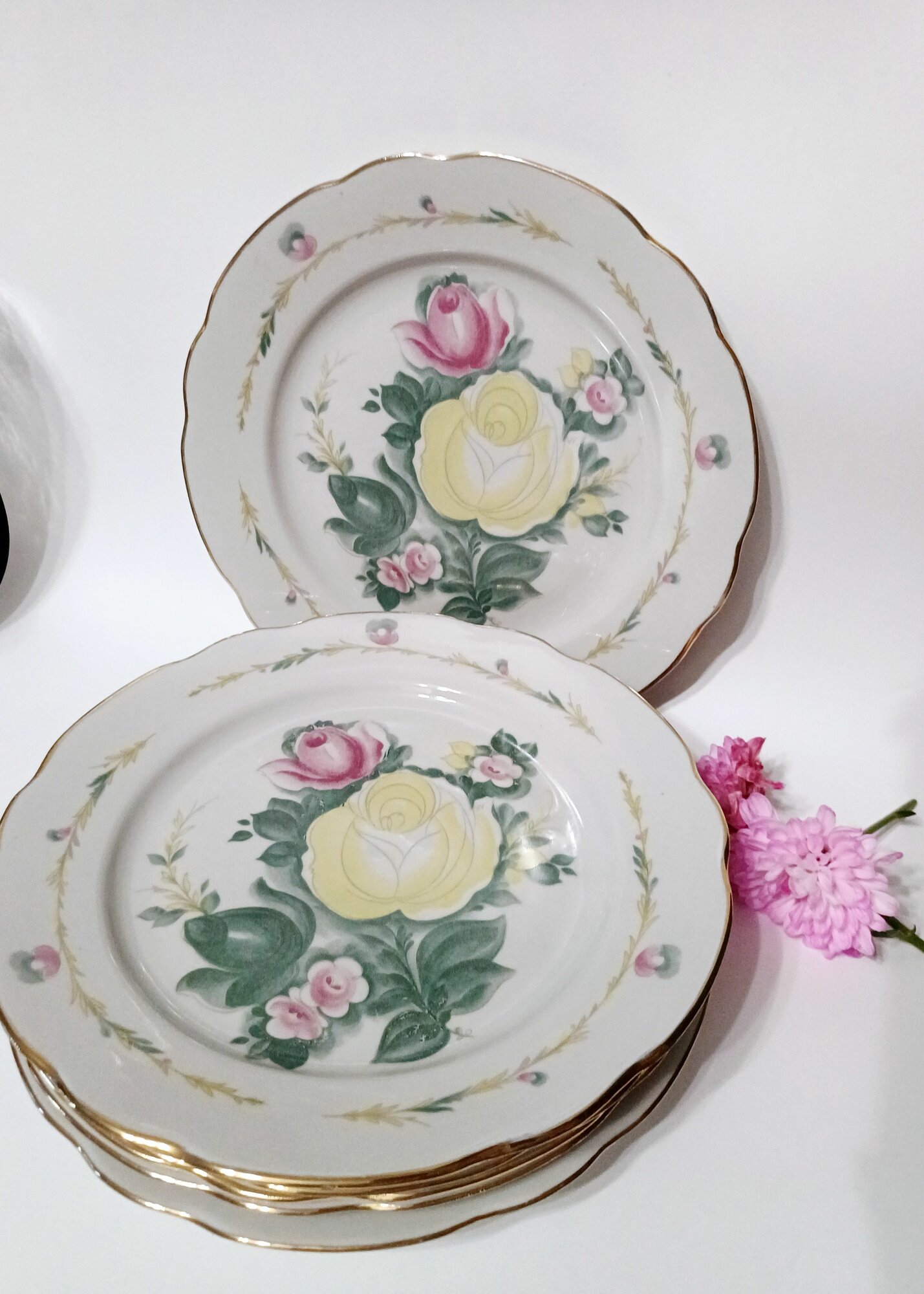 Набор плоских тарелок Розы с фигурными бортами винтажный, декорированный цветочной деколью, фарфор, золочение, Дулево СССР