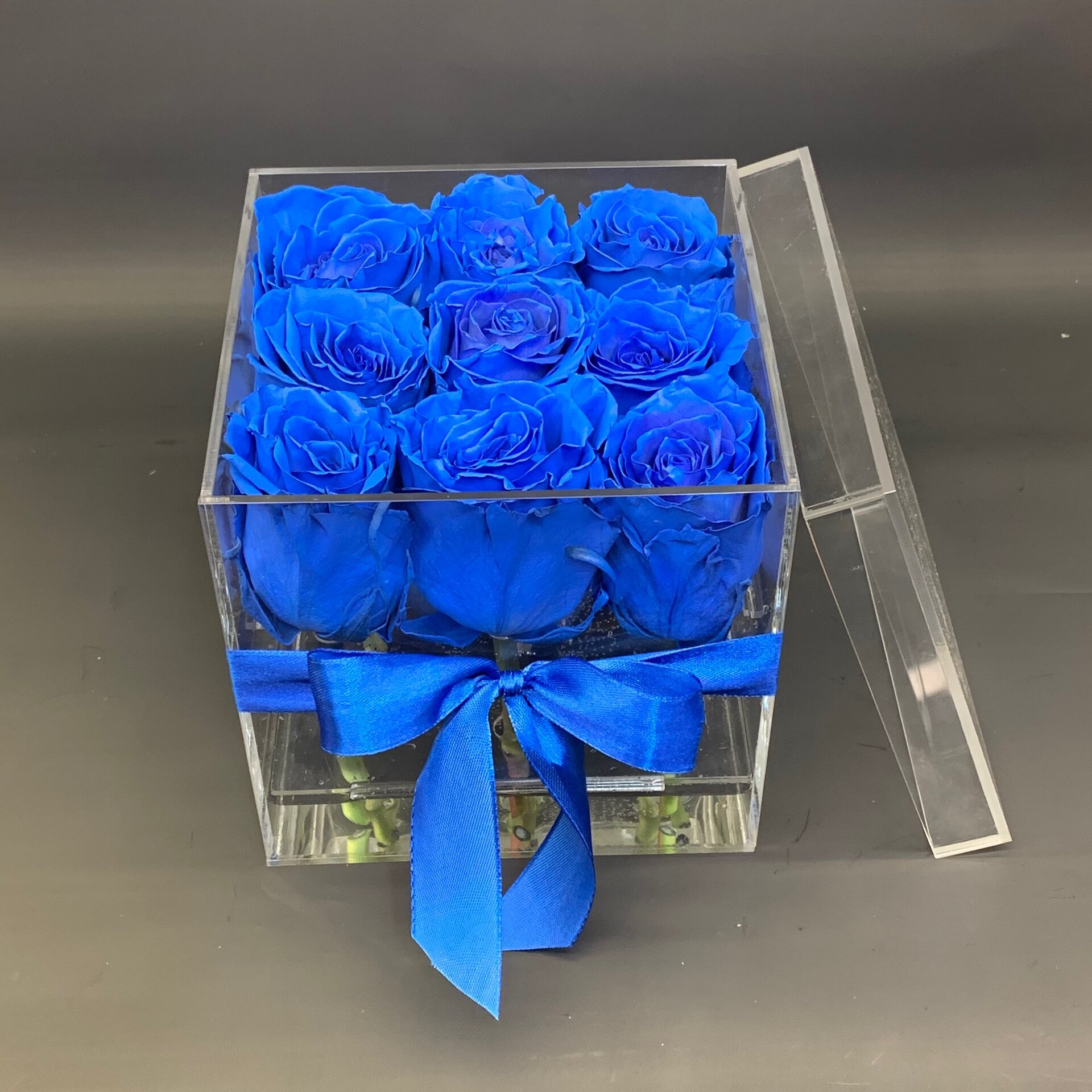 9 синих роз в акриловом боксе / Цветы в прозрачной коробке / Цветы в прозрачном боксе / Аквабокс с цветами