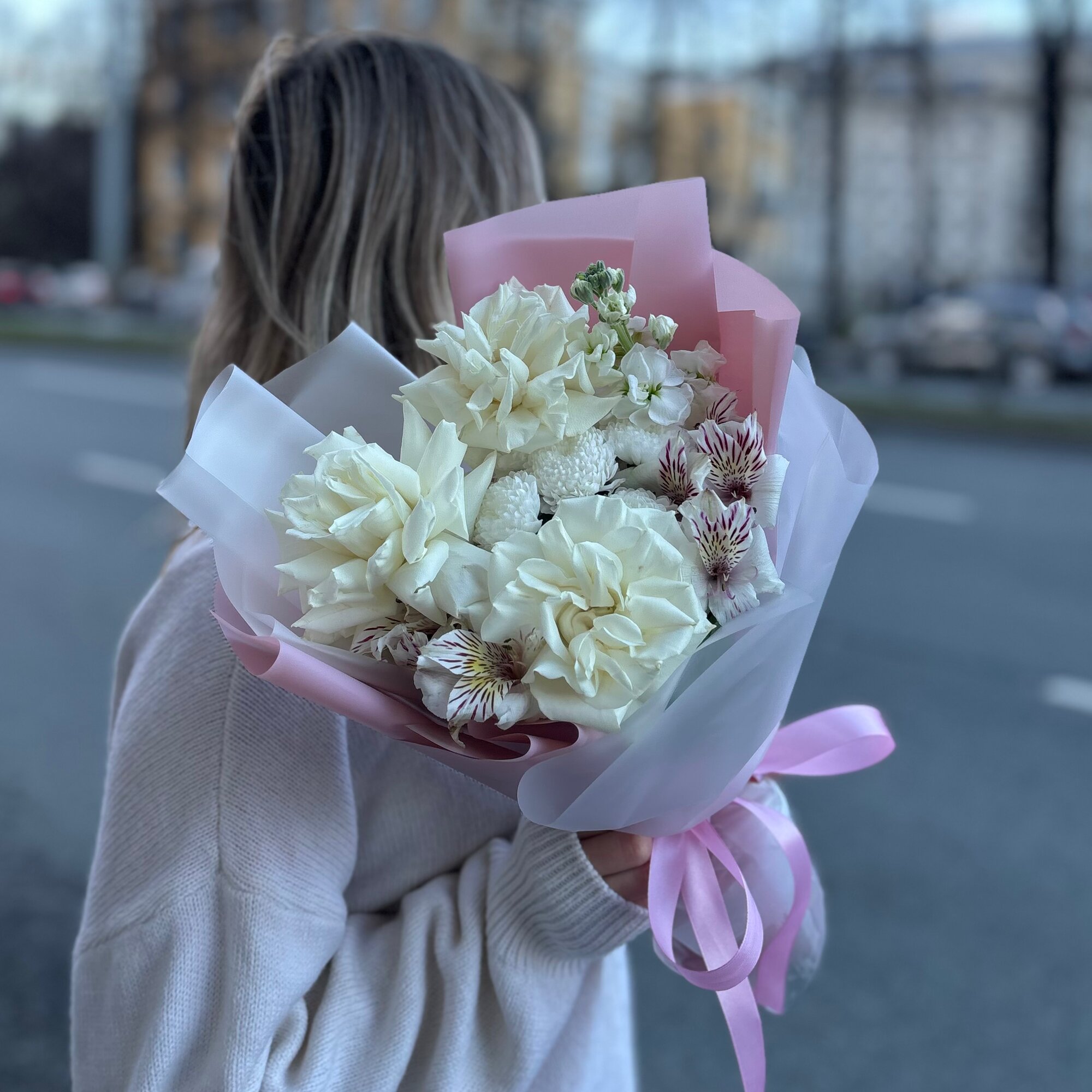 Комплимент из ароматных белых цветов в авторской упаковке от SkyFlora