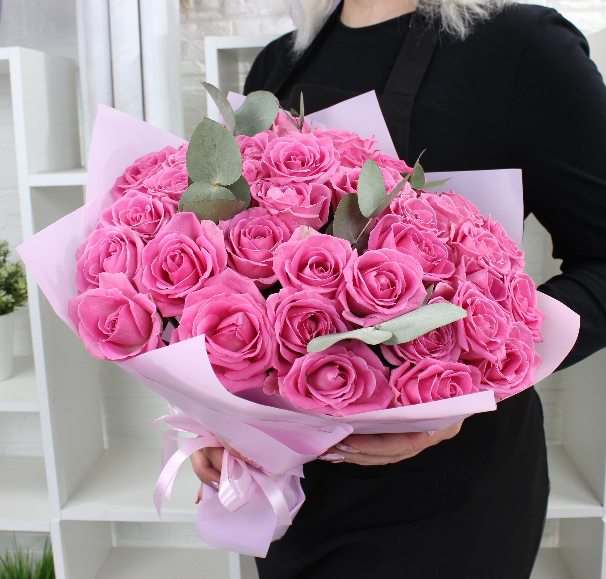 35 розовых роз 40см с эвкалиптом