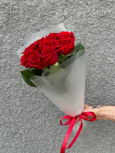 Изображение товара Букет живых цветов из 19 красных роз в упаковке / Радуга Букет