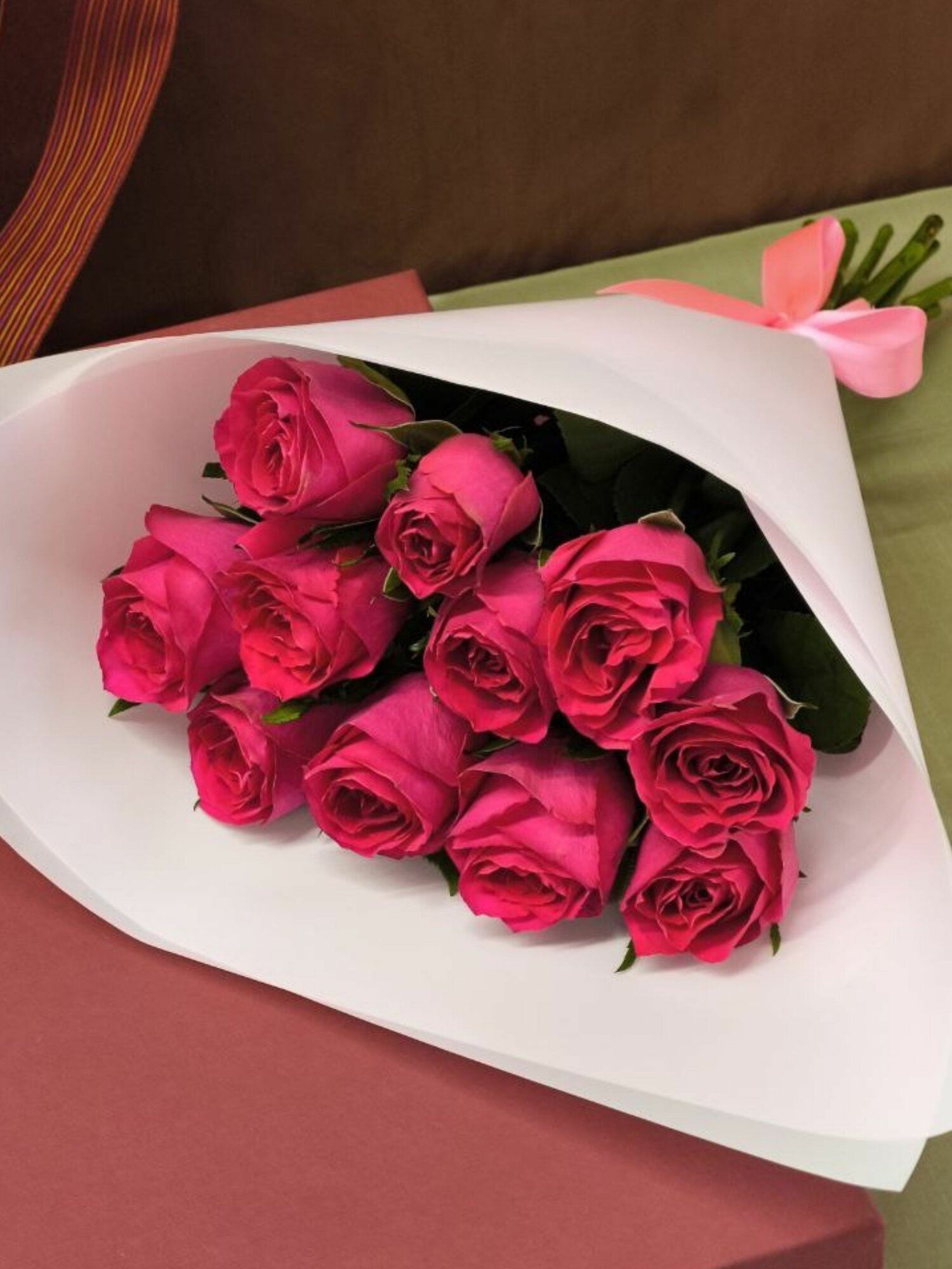 Букет живых цветов из Малиновых роз 11 шт. высота 42 см. SIMFONI FLOWERS