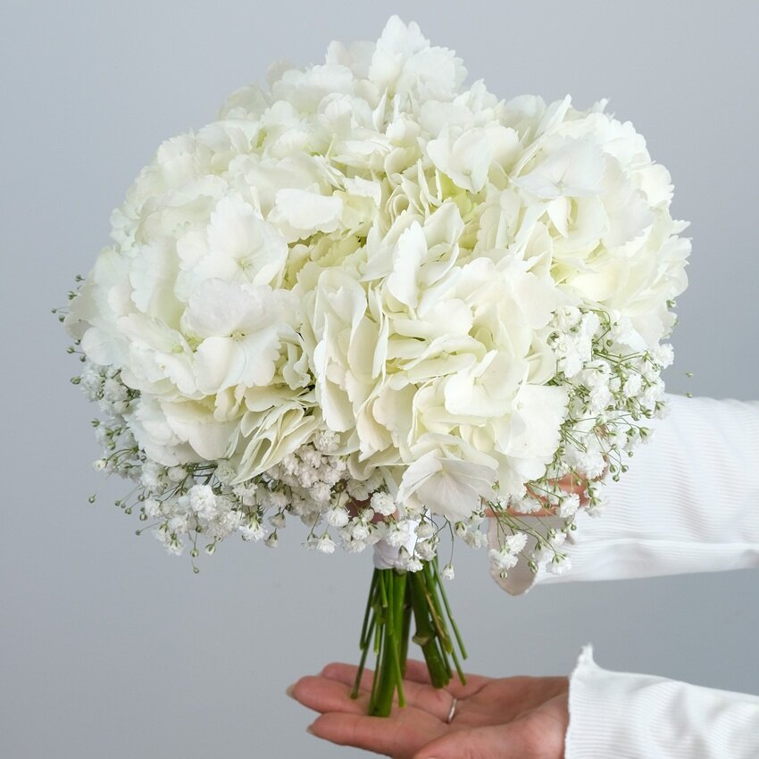 Букет невесты Королевство Праздника с белой гортензией и гипсофилой