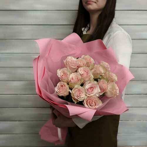 Изображение товара 15 нежно-розовых роз в упаковке Эквадор 50 см от Букет Маркет