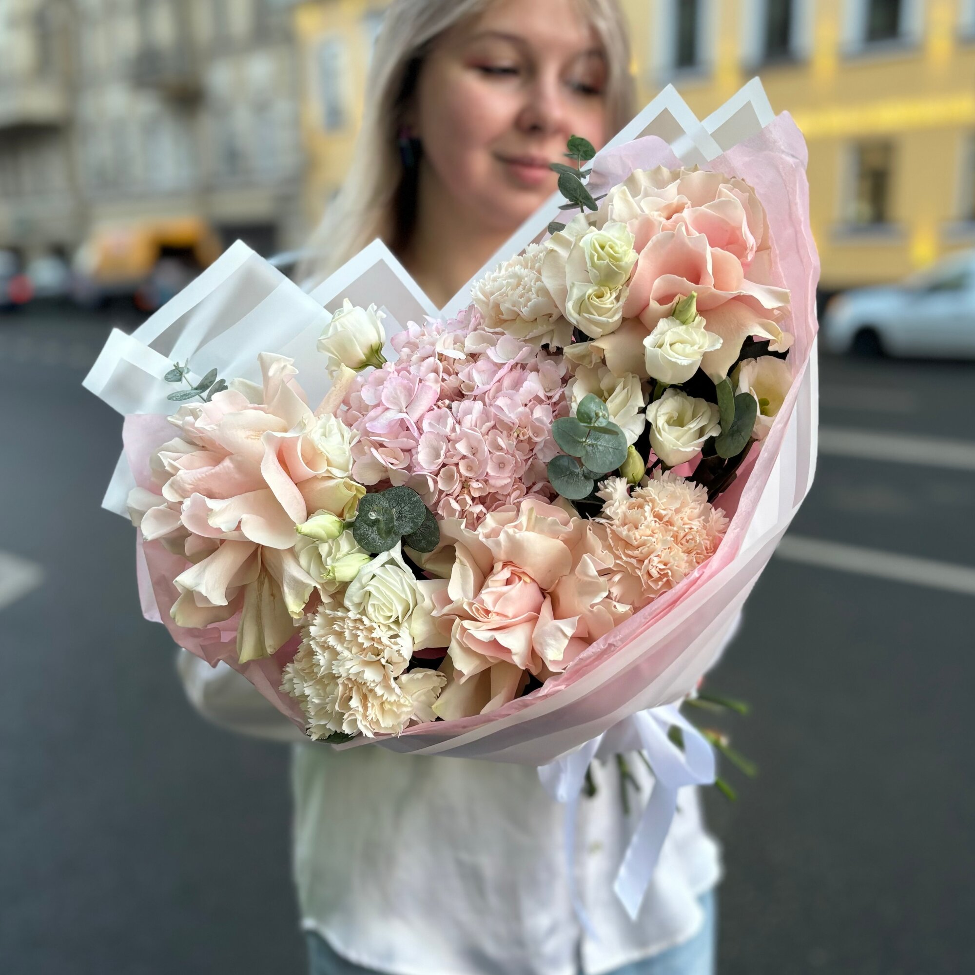 "Без повода" авторский букет в нежных оттенках с розами, гортензией, эустомой и гвоздикой