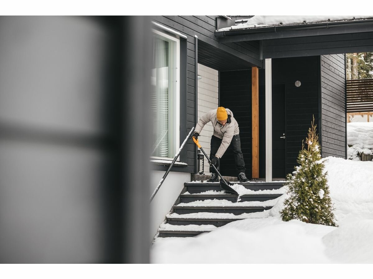 Лопаты Для Уборки Снега Лопата Fiskars Solid, для снега, алюминиевая, длина 131 см, ширина 35 см, чёрная 1052525