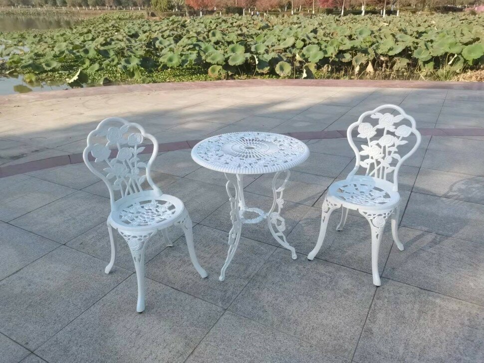 Стол кофейный со стульями для сада из литого алюминия Розы