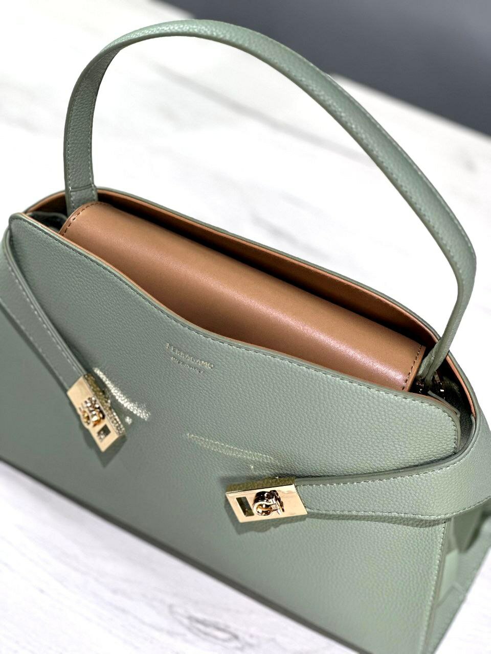 Сумка саквояж Salvatore Ferragamo Сумка женская Ferragamo, фактура зернистая, молочный — фото 1