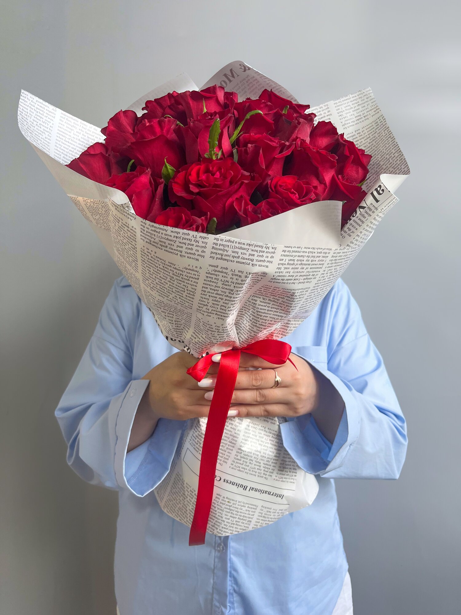 Монобукет "Красный" 21 роза 40 см в дизайнерской упаковке