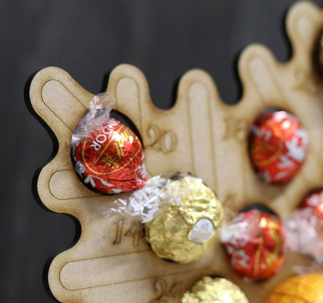 Новогодний деревянный адвент календарь под конфеты в форме снежинки, цвет бежевый — фото 1