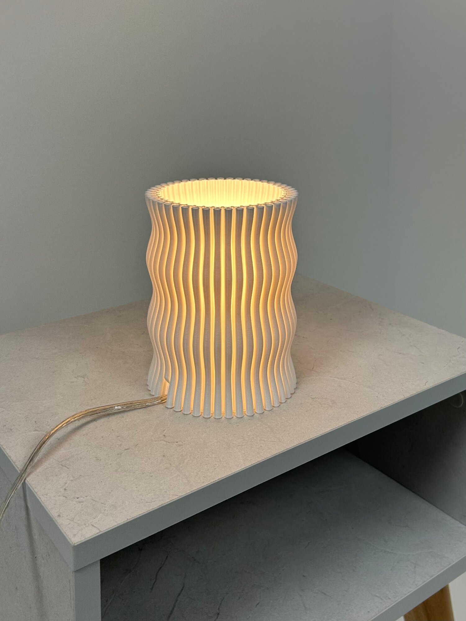 Стильный интерьерный светильник "Волна" белый E14, длинный шнур и теплый свет для дома и офиса