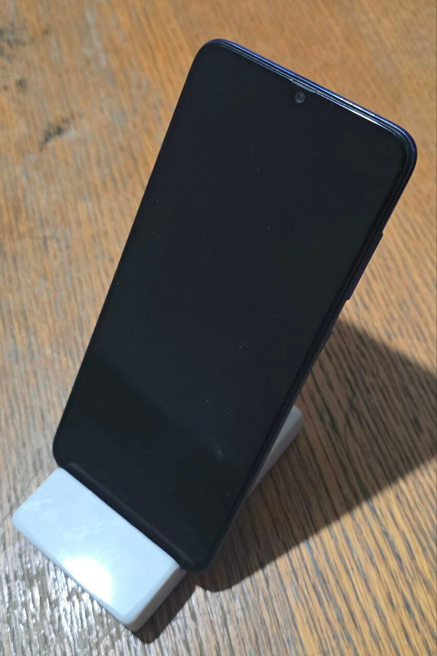 Подставка для телефона, кварцевый агломерат, светло-серый цвет с белыми прожилками, настольная