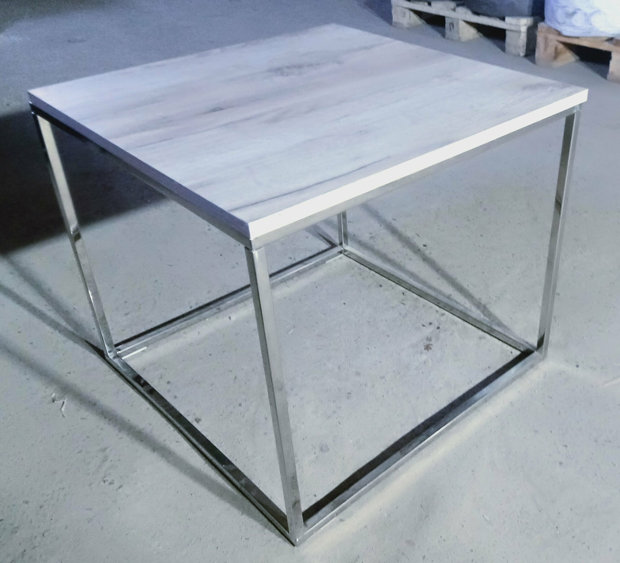 фото Стол журнальный в стиле лофт