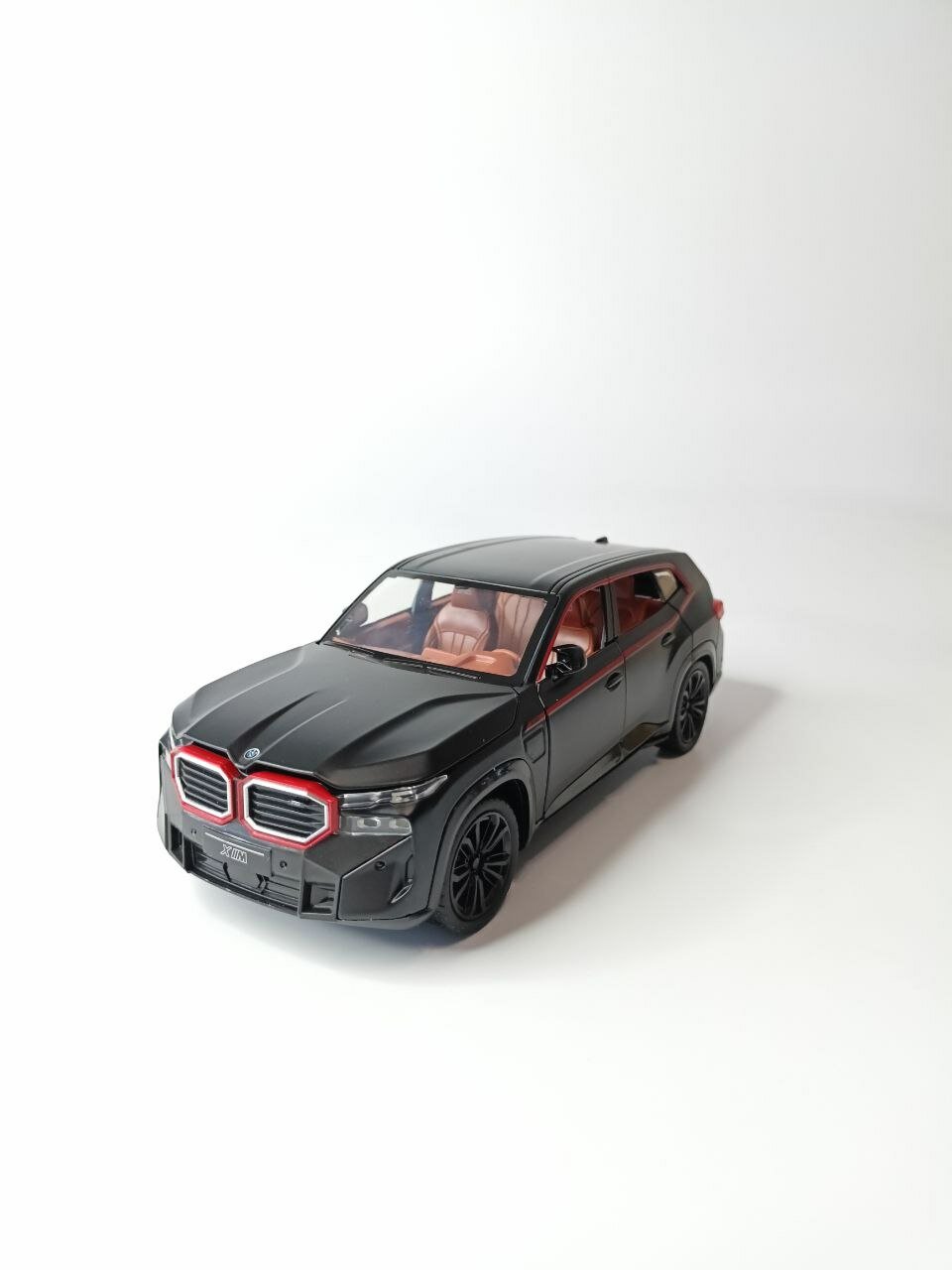 Коллекционная машинка игрушка металлическая BMW XM для мальчиков масштабная модель 1:24 черная матовая