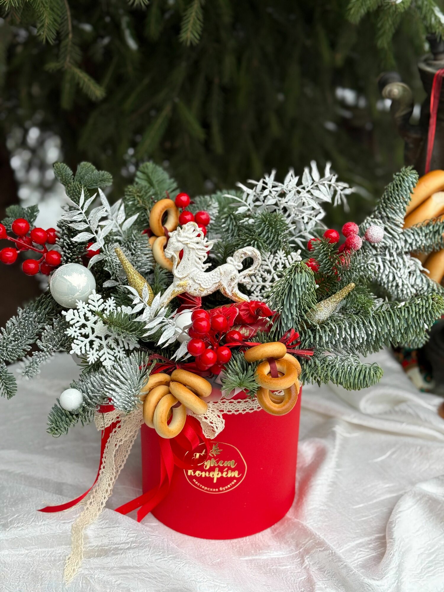 Зимний букет цветов елка в русском стиле и лошадь новый год