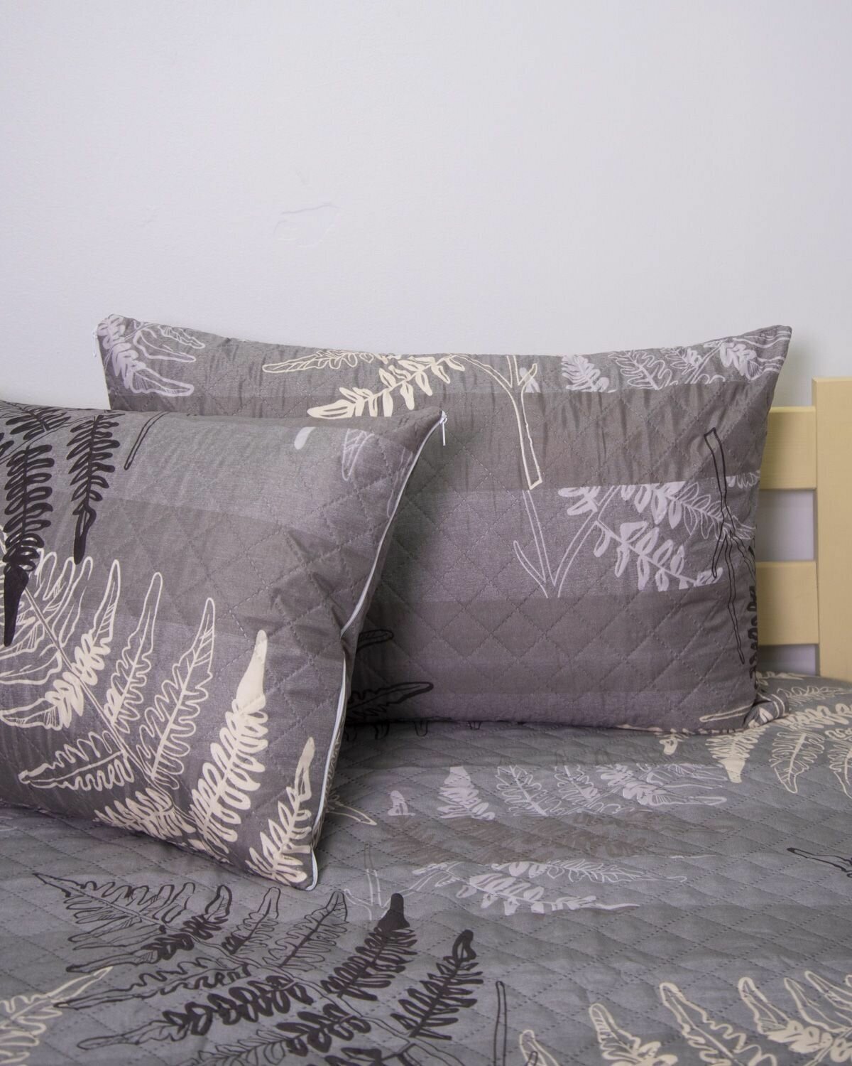 Подушка декоративная 40х60 эконом с наволочкой, наполнитель синтепон (цвет №6) - фотография № 5