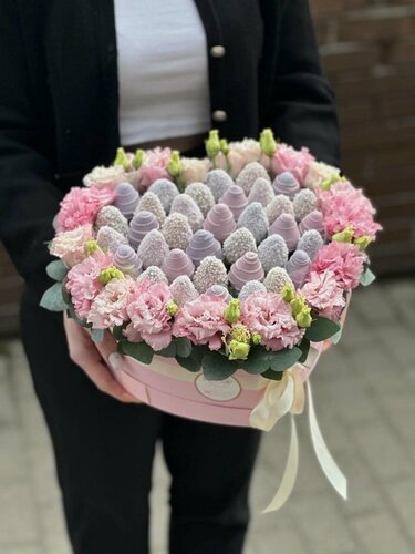 Изображение товара Коробка сердце с клубникой в розовом и фиолетовом шоколаде, эустома розовая, эвкалипт, Purple 4, 26 см
