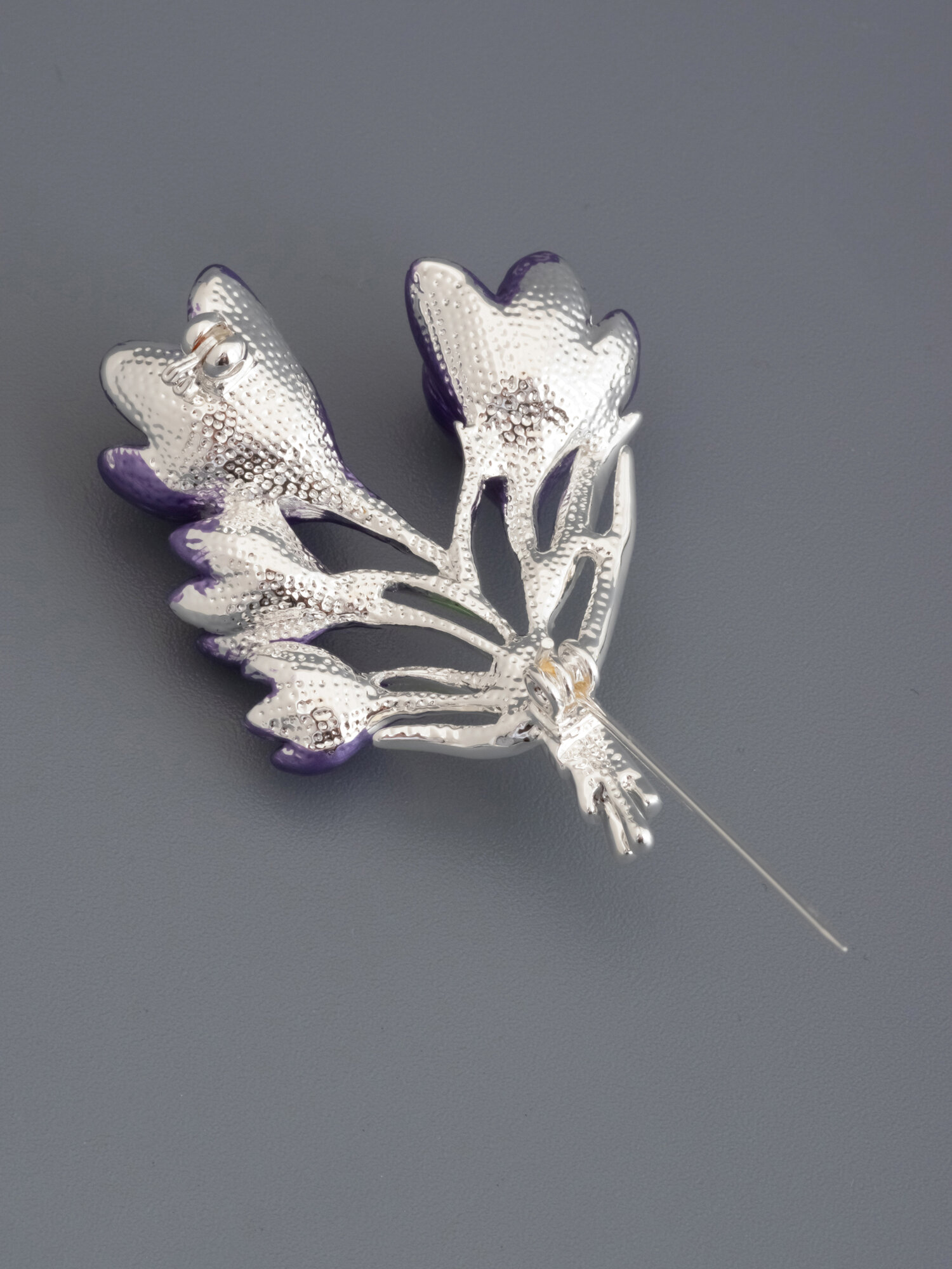 Брошь ЖемАрт, эмаль, 1 шт., фиолетовый, зеленый, серебряный, оранжевый — фото 1