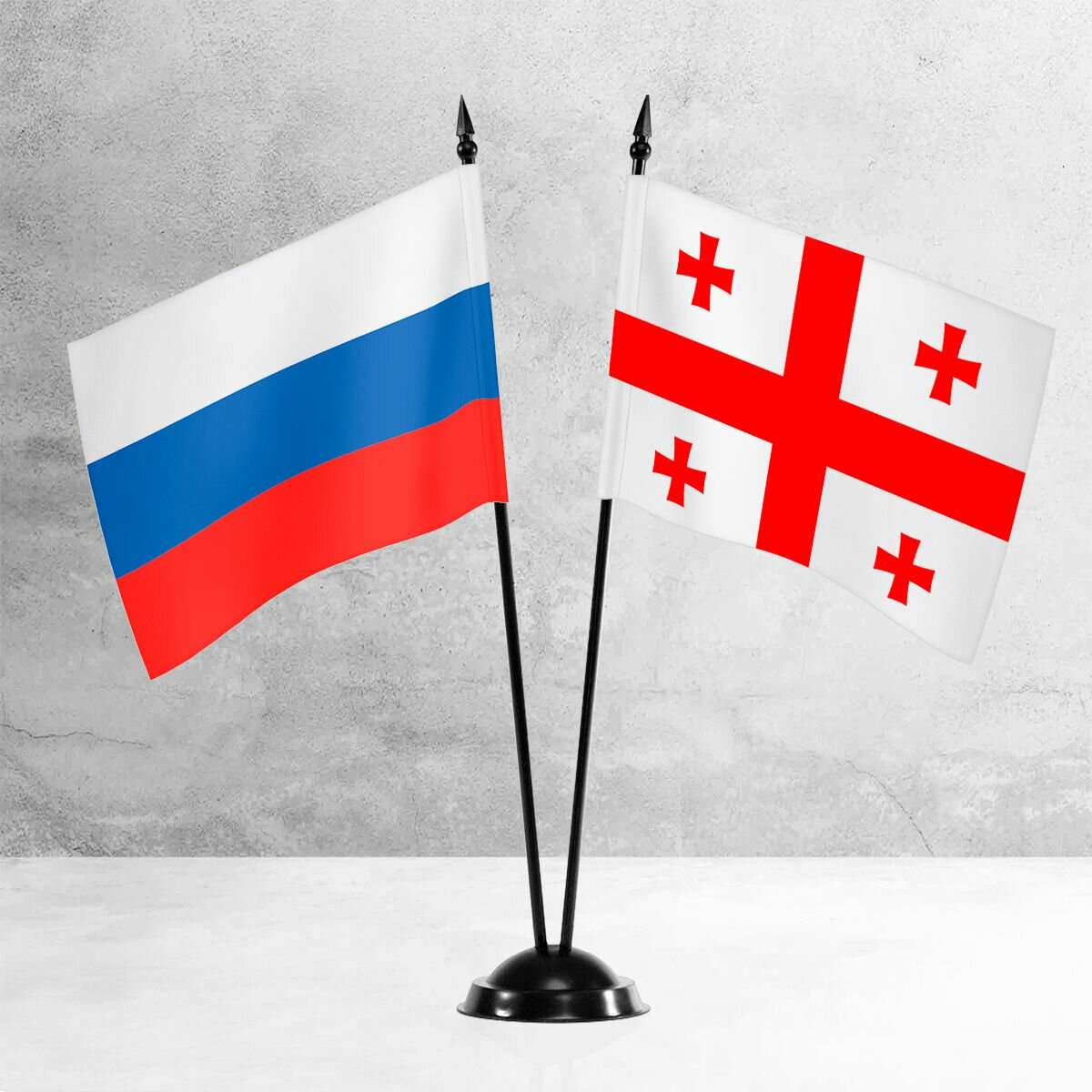 Настольные флаги России и Грузии на пластиковой черной подставке