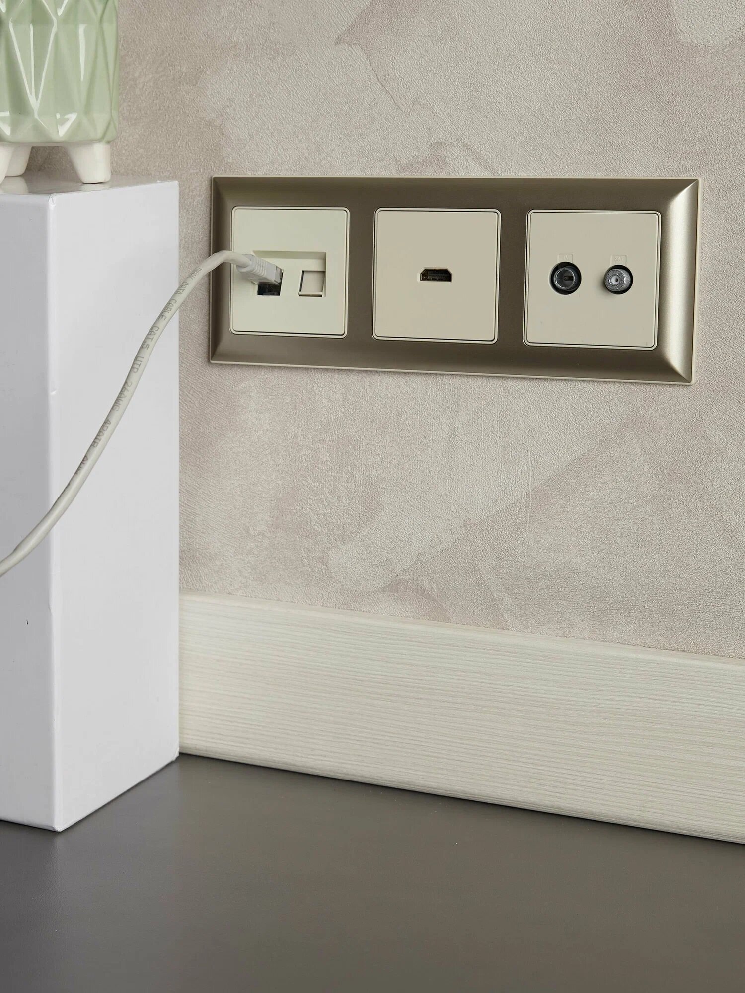 Розетка IEK BRITE РHDMI-0-БрКр, HDMI, скрытая установка, IP20, бежевая — фото 1