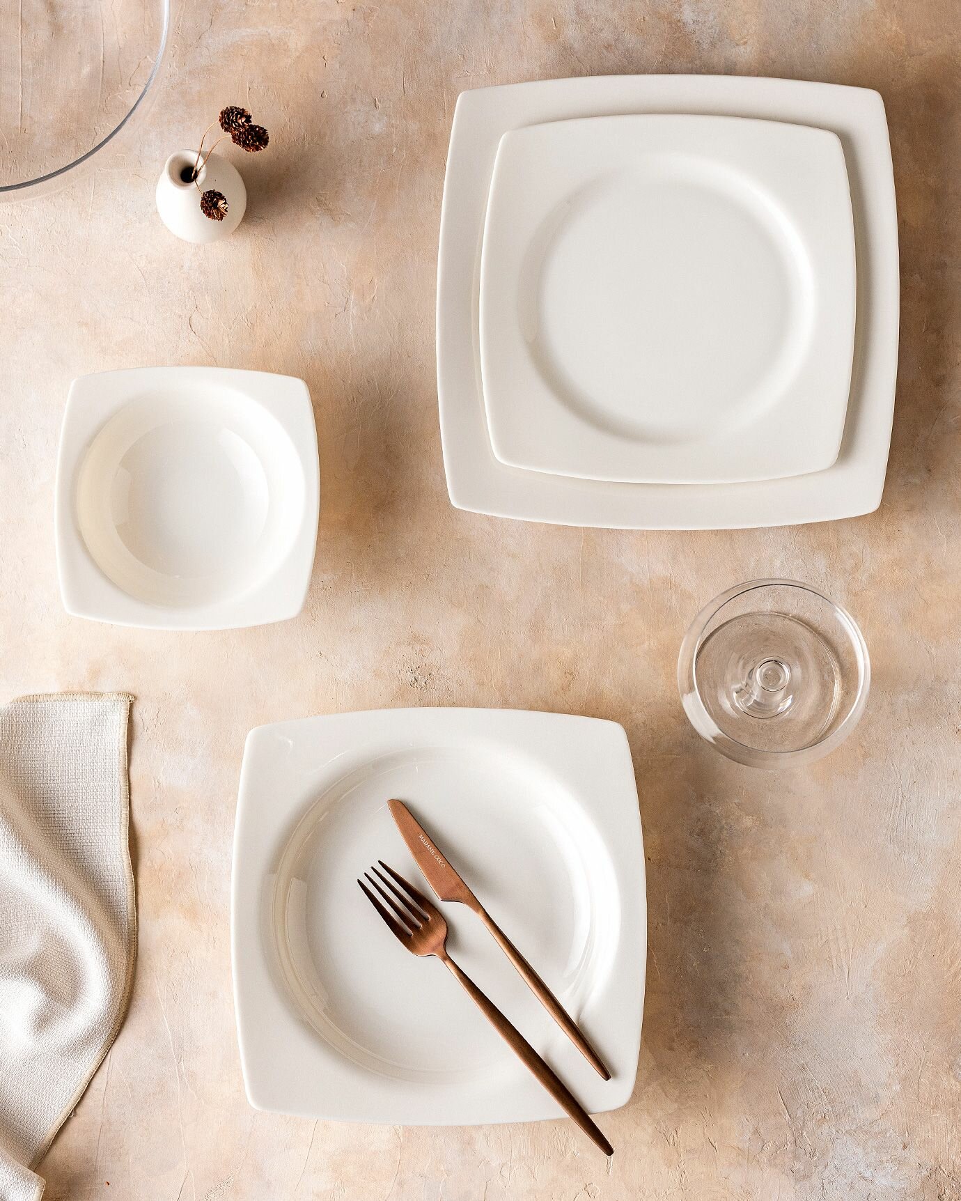 Набор посуды столовой на 6 персон, 24 предмета. Состав:100% Костяной фарфор. Размер: 15Х21Х23Х26 см. Цвет: Белый/NOVA