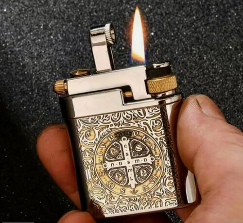 Изображение товара Бензиновая зажигалка карманная Chief - Свет Константина - в подарочной упаковке, НЕ заправленная