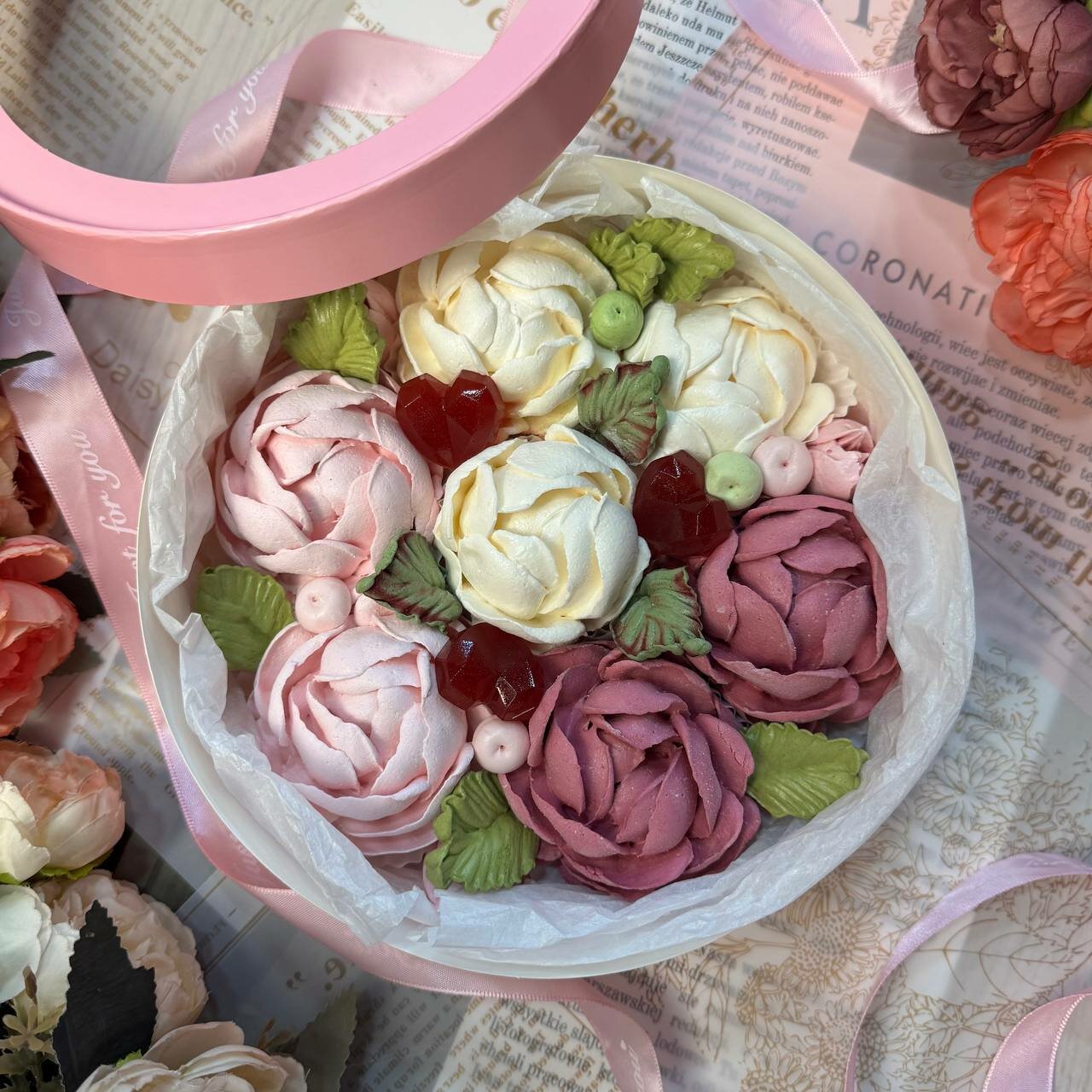 Композиция в круглой коробке с окном «Зефирные пионы" ручная работа микс вкусов c мармеладными сердцами 400 г без ГМО без ароматизаторов