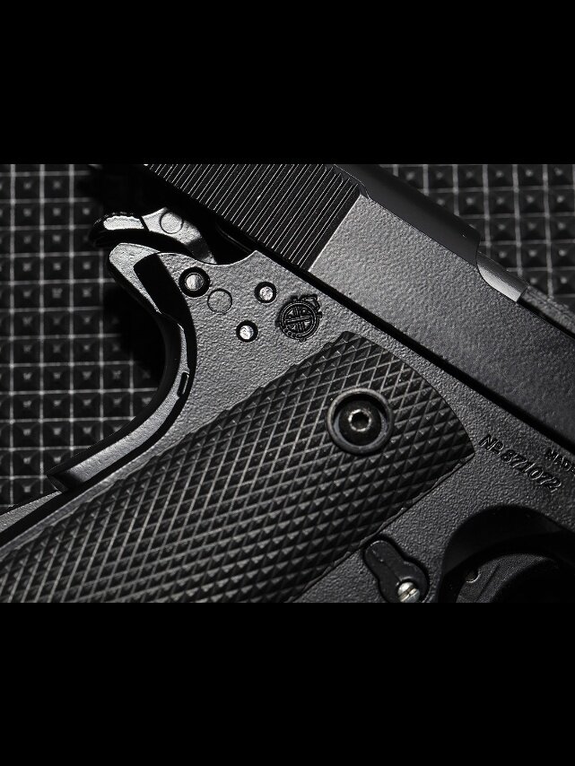 Игрушечная модель 6мм BB пистолета Colt M1911 Black Hawk (полная металлическая внешняя труба, двойной магазин, апгрейд реализма) + тактический кейс — фото 1