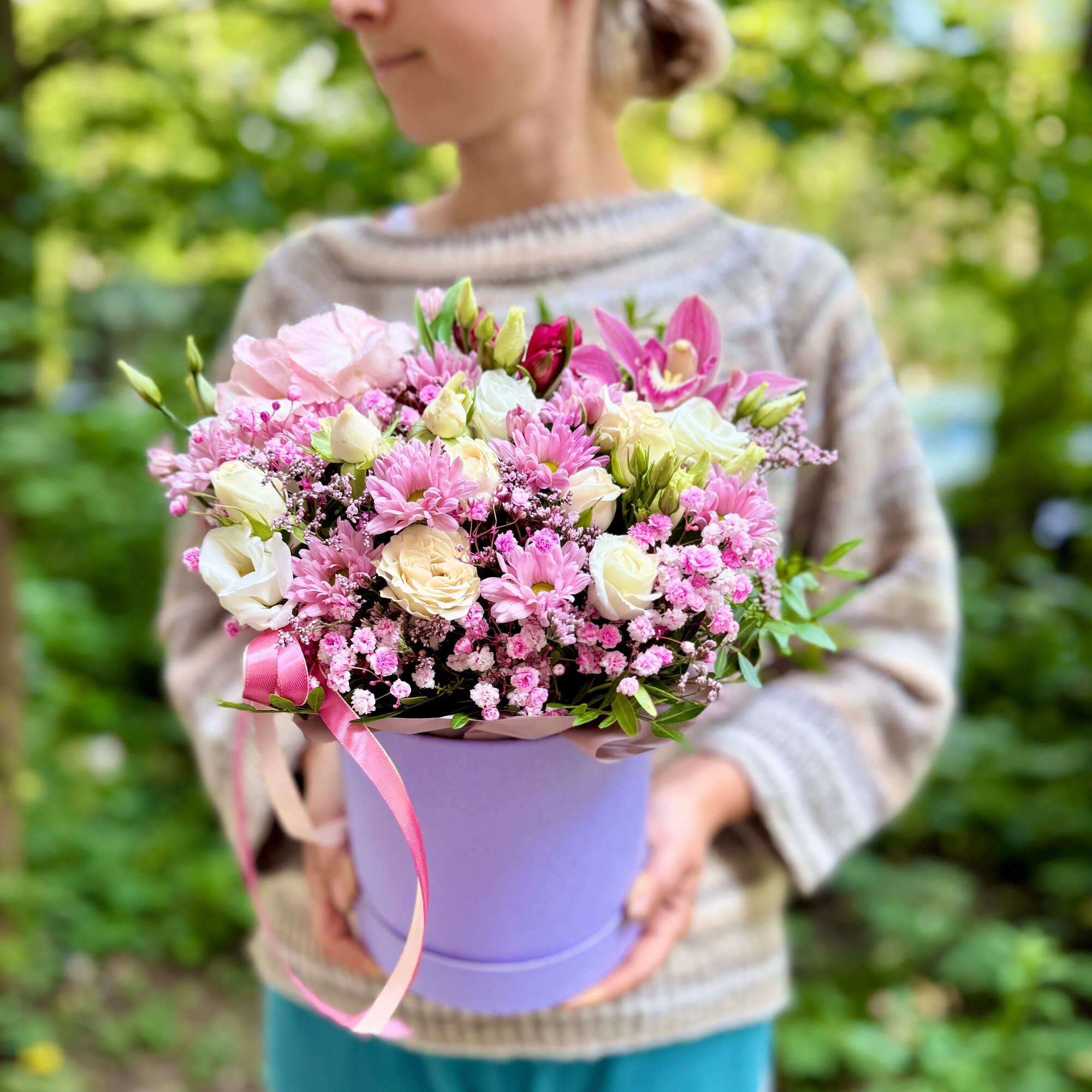 Живые цветы в коробке цветочная композиция авторская с орхидеями и кустовыми розами