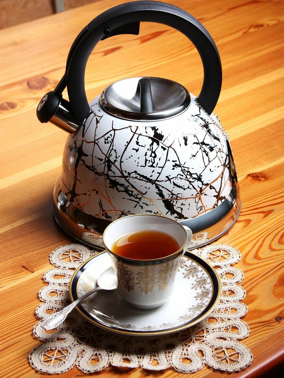 Чайник со свистком из нержавеющей стали 3 литра элегантный белый