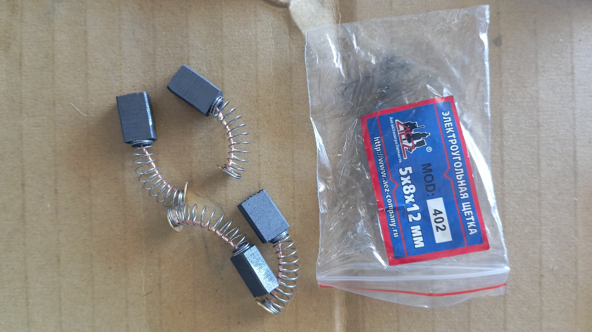 Электроугольная щетка. 5х8х12, 2 пары, ятак d 6,2 AEZ 402