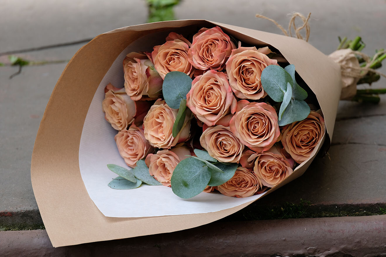 Букет из 15 голландских роз Капучино "Кофейная книга"