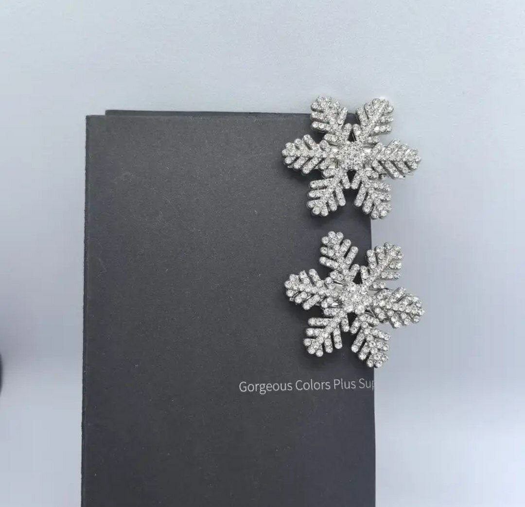 4 шт. Зимние заколки-снежинки с кристаллами, новогодний креативный аксессуар для волос – сверкающие и стильные — фото 1